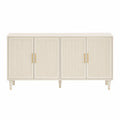 Credenza a quattro ante in legno con maniglie in metallo